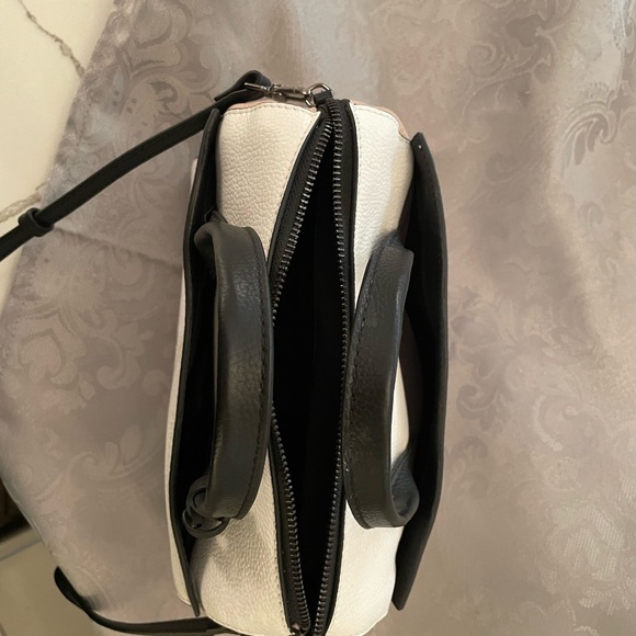 NWOT.Tahari handbag with shoulder strap option - Picture 4 of 11